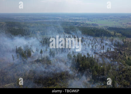 Drone image du feu de forêt juste au nord de Söderköping, Suède. Banque D'Images