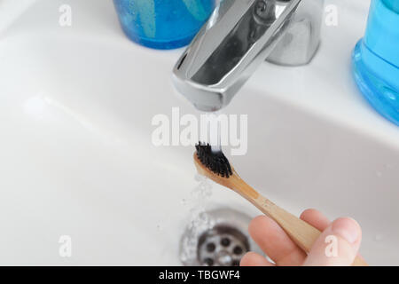 Nettoyer les dents dans la salle de bain femme Banque D'Images