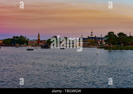 Orlando, Floride . Le 27 mars 2019. L'aventure américaine et Pavillon Italie Pavillon, sur beau fond coucher de soleil à Epcot de Walt Disney World . Banque D'Images