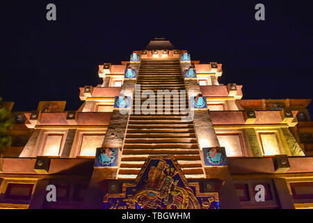 Orlando, Floride . Le 27 mars 2019. Vue du haut de la pyramide Maya au Mexique Pavilion sur fond de nuit à Epcot de Walt Disney World . Banque D'Images