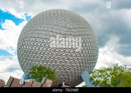 Orlando, Floride . Le 27 mars 2019. Vue de dessus de la sphère d'attraction Spaceship Earth à Epcot de Walt Disney World. Banque D'Images