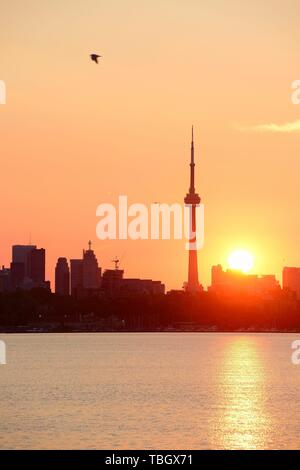 Lever du soleil sur le lac silhouette de Toronto avec ton rouge. Banque D'Images