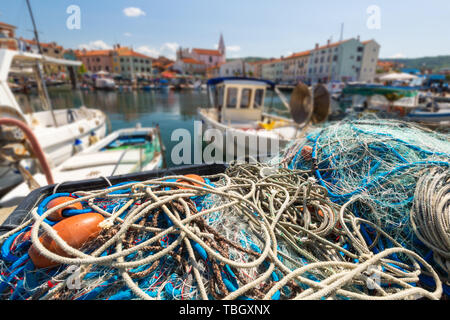 Son port pittoresque avec des bateaux et des maisons aux couleurs vives sur le filet de pêche bord de mer en Izola - Isola. Banque D'Images