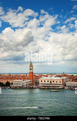 Tour de l'horloge de l'église St Marc et sur les toits de la ville avec voile vu de l'île de San Giorgio Maggiore à Venise, Italie. Banque D'Images