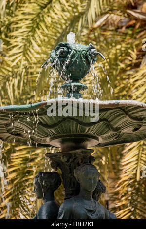 Détail de la fontaine de bronze des Trois Grâces de Plaça Reial (Plaza Real ou Royal Plaza), carré dans le Barri Gotic de Barcelone, Catalogne, Espagne Banque D'Images