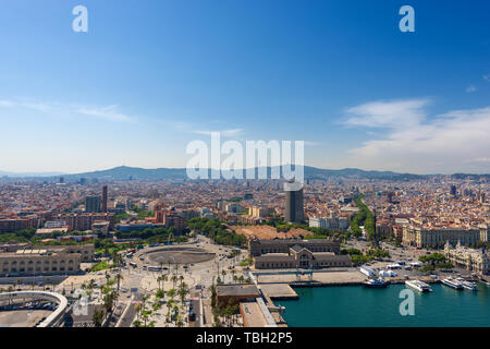 Paysage urbain de Barcelone, vue aérienne du quartier du port vu de la télécabine de la colline de Montjuic. L'Espagne, l'Europe Banque D'Images