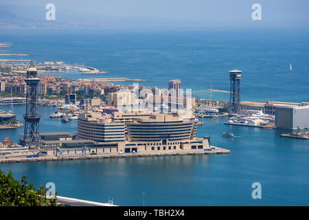 Barcelone - vue aérienne du port (commercial dock) voir vu de la colline de Montjuic. Catalogne - Espagne - Europe Banque D'Images