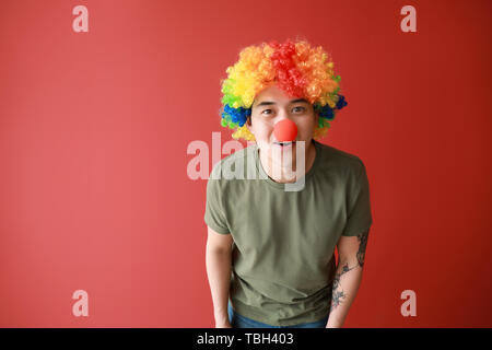 L'homme drôle avec décor asiatique parti pour poisson d'avril sur un fond de couleur Banque D'Images