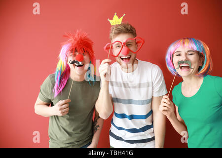 Funny friends avec pour décor de partie Poisson d'avril sur un fond de couleur Banque D'Images