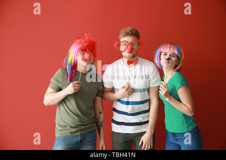 Funny friends avec pour décor de partie Poisson d'avril sur un fond de couleur Banque D'Images