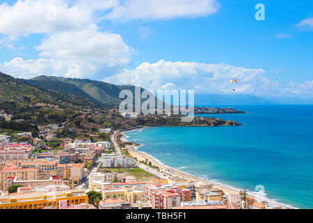 Vol en parapente au dessus de la belle ville de Seascape Cefalu en Sicile, Italie. Le parapente est un sport d'aventure. Prises sur une journée ensoleillée avec des nuages. Banque D'Images