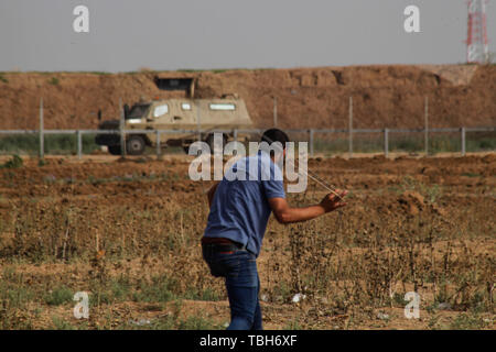 Gaza, la Palestine. 31 mai, 2019. Des manifestants palestiniens en conflit avec les troupes israéliennes à la suite de la protestation des tentes où les Palestiniens exigent le droit de retourner dans leur patrie à l'Israel-Gaza frontière. Credit : Ramez Habboub/Pacific Press/Alamy Live News Banque D'Images