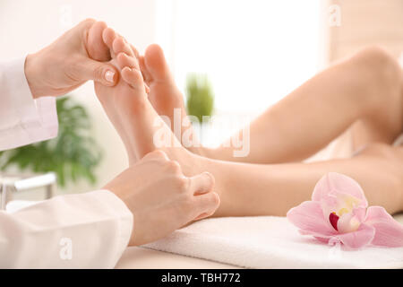 Young woman receiving massage pieds dans spa salon Banque D'Images