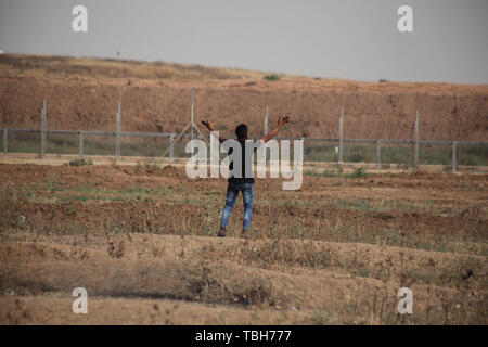 Gaza, la Palestine. 31 mai, 2019. Des manifestants palestiniens en conflit avec les troupes israéliennes à la suite de la protestation des tentes où les Palestiniens exigent le droit de retourner dans leur patrie à l'Israel-Gaza frontière. Credit : Ramez Habboub/Pacific Press/Alamy Live News Banque D'Images