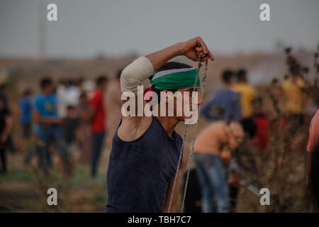 Gaza, la Palestine. 31 mai, 2019. Des manifestants palestiniens en conflit avec les troupes israéliennes à la suite de la protestation des tentes où les Palestiniens exigent le droit de retourner dans leur patrie à l'Israel-Gaza frontière. Credit : Ramez Habboub/Pacific Press/Alamy Live News Banque D'Images