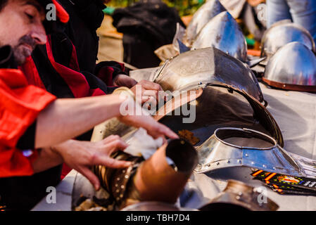Valencia, Espagne - 27 janvier 2019 : Artisans déguisés en époque médiévale armure sale brunissage de les nettoyer. Banque D'Images