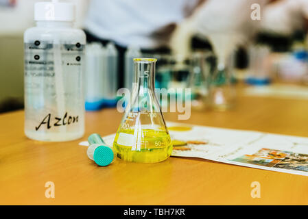 Valencia, Espagne - 25 mai 2019 : les tubes à essai et les contenants de verre pour réaliser des expériences et des tests dans un laboratoire médical. Banque D'Images