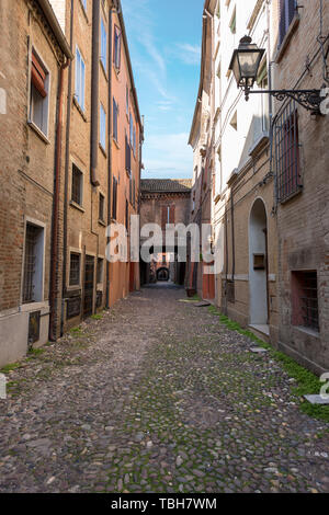 La rue médiévale de l'arches (Via delle Volte). Ruelle pittoresque de la vieille ville de Ferrare, Emilie-Romagne, Italie, Europe Banque D'Images