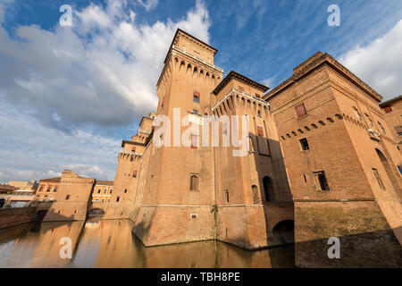 Château Estense ou château de San Michele (1385) est un château médiéval entouré de douves dans le centre de Ferrare, Emilie-Romagne, Italie du nord. L'Europe Banque D'Images