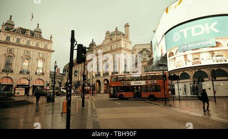 Londres, UK - OCT 27 : Piccadilly Circus Street view le 27 septembre 2013 à Londres, au Royaume-Uni. Construit en 1819, il est le principal des magasins et des lieux de divertissement et des principales attractions touristiques de Londres. Banque D'Images