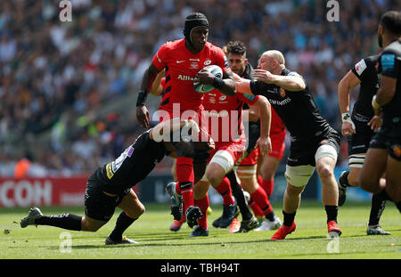 Exeter Chiefs' Ollie Devoto (à gauche) et Matt Kvesic attaquer Sarrasins' Maro Itoje (centre) au cours de la Premiership Gallagher finale à Twickenham Stadium, Londres. Banque D'Images