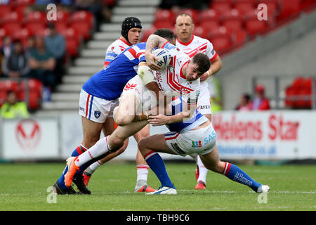 Saint Helens Mark Percival est abordé au cours de la Challenge Cup quart finale au stade totalement méchants, St Helens. Banque D'Images