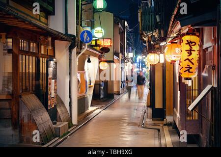 KYOTO, JAPON - 18 mai : la vue de la nuit de la rue le 18 mai 2013 à Kyoto. Ancienne capitale impériale du Japon depuis plus de mille ans, il a le nom de la ville de dix mille sanctuaires. Banque D'Images