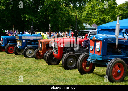 Les tracteurs du patrimoine et l'équipement agricole à l'Bledlow Pays montrent le 1er juin 2019. Le Buckinghamshire, Angleterre, RU Banque D'Images