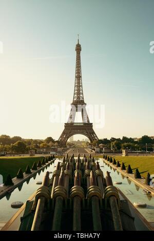 Tour Eiffel avec fontaine tuyau comme le célèbre monument de la ville à Paris Banque D'Images