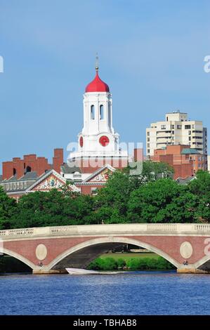 John W. Semaines Bridge et la tour de l'horloge sur Charles River dans l'Université de Harvard à Boston campus d'arbres et de ciel bleu. Banque D'Images