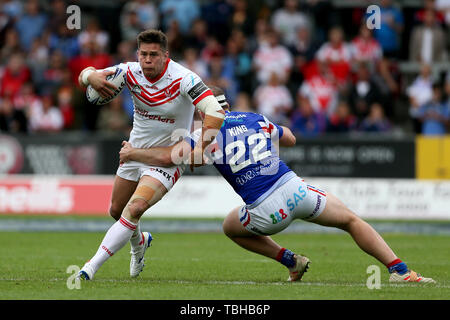 Saint Helens Louie McCarthy-Scarsbrook et Wakefield Trinity's George King au cours de la Challenge Cup quart finale au stade totalement méchants, St Helens. Banque D'Images