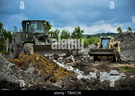 Soldats roumains de l'interopérabilité de la Garde nationale du Nevada avec ses homologues de la 240e compagnie du génie basé à Las Vegas, le 31 mai 2019 à Cincu Zone d'entraînement. Les deux pays feront équipe ensemble sur plusieurs projets au cours de ce mois-long événement de formation. (Photo de Michigan soldat de la Garde nationale, le Capitaine Joe Legros) Banque D'Images