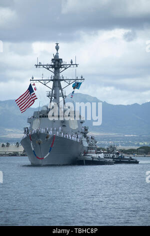 190531-N-KR702-1053 PEARL HARBOR (31 mai 2019) marins affectés à la classe Arleigh Burke destroyer lance-missiles USS Chung Hoon (DDG 93) les rails comme le navire tire en Joint Base Harbor-Hickam Pearl, le 31 mai 2019. Hoon Chung est de retourner à leur port d'attache après une perle pour le déploiement de la 7ème Flotte américaine 5e flotte et les zones d'opérations dans le cadre de la John C. Stennis dans le groupe. (U.S. Photo par marine Spécialiste de la communication de masse 1re classe Holly L. Herline/libérés) Banque D'Images