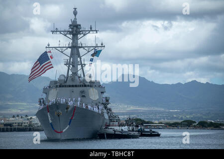 190531-N-KR702-1058 PEARL HARBOR (31 mai 2019) marins affectés à la classe Arleigh Burke destroyer lance-missiles USS Chung Hoon (DDG 93) les rails comme le navire tire en Joint Base Harbor-Hickam Pearl, le 31 mai 2019. Hoon Chung est de retourner à leur port d'attache après une perle pour le déploiement de la 7ème Flotte américaine 5e flotte et les zones d'opérations dans le cadre de la John C. Stennis dans le groupe. (U.S. Photo par marine Spécialiste de la communication de masse 1re classe Holly L. Herline/libérés) Banque D'Images