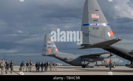 Aviateurs de l'Ohio Air National Guard à pied d'un C-130 Hercules de la 152e Airlift Wing, Reno, Nevada, à Gowen Field, Boise, Idaho le 30 mai 2019. Les aviateurs ont été au départ de participer à l'ouest du Pavillon Vert 19-8 à Nellis Air Force Base, au Nevada. (U.S. Air National Guard photo par le Sgt. Joshua C. Allmaras) Banque D'Images