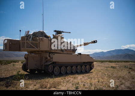 Les soldats de la Garde nationale de l'Armée de l'Idaho, 1-148e Régiment d'artillerie de la 116e Brigade Combat Team de cavalerie, artillerie effectue l'étalonnage de tir réel, 30 mai 2019, au Centre National d'entraînement. La 116e Brigade de cavalerie de l'équipe de combat est la formation au Centre National d'entraînement le 24 mai à juin 20 pour se préparer à sa mission de guerre. La rotation s'appuie l'unité et à fournir des compétences de soldat avec les commandants de combat formés et prêts d'une force capable de combattre et de gagner les guerres de notre nation. Banque D'Images