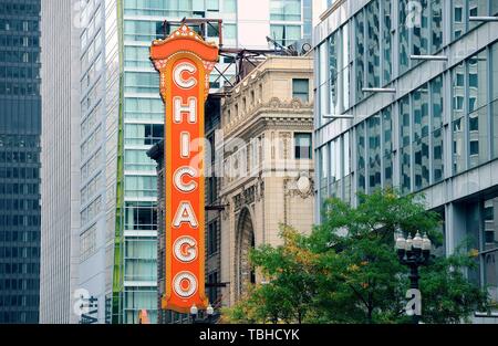 CHICAGO, IL - 6 oct : Chicago Theatre et Street View le 6 octobre 2011 à Chicago, Illinois. L'emblématique marquee Theatre de Chicago s'affiche dans le cinéma, la télévision, l'art, et la photographie comme monument de la ville. Banque D'Images