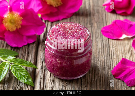 Rugosa rose - confiture de pétales frais écrasés avec le sucre de canne Banque D'Images