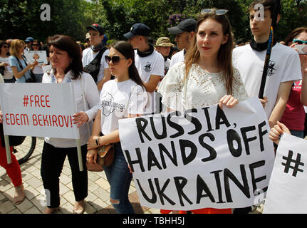 Au cours de l'attente des militants des pancartes de liberté aux prisonniers Kremlin mars à Kiev. Des militants et des proches des Ukrainiens, qui ont été capturés et condamnés par la Russie l'Ukraine demande puissance et le Président ukrainien Volodymyr Zelensky à accroître leurs efforts de libération de prisonniers ukrainiens emprisonnés en Russie, en Crimée et dans la commande par le séparatistes pro-Russes en Ukraine orientale. Selon des militants, 250 prisonniers ukrainiens emprisonnés en tout : 98 prisonniers politiques ukrainiens du Kremlin, 120 prisonniers militaires et civils de l'Ukraine à l'Est de l'Ukraine, Ukrainien 24 sailo Banque D'Images