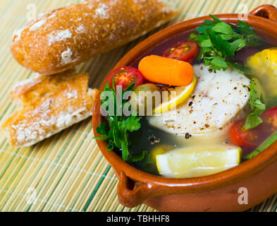 Une recette d'un potage de pêcheur : faire bouillir le bouillon de tête merluccius. Ajouter les pommes de terre, les carottes, les échalotes, le maïs, le poisson steak 200 g, sel, poivre. Porter à four, Banque D'Images