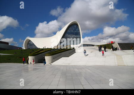 L'Azerbaïdjan, Bakou-vers mai 2019--des personnes non identifiées, à proximité du musée Banque D'Images