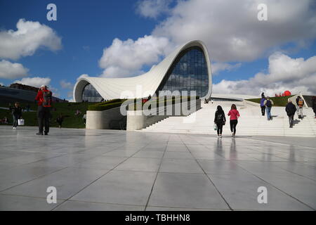 L'Azerbaïdjan, Bakou-vers mai 2019--des personnes non identifiées, à proximité du musée Banque D'Images