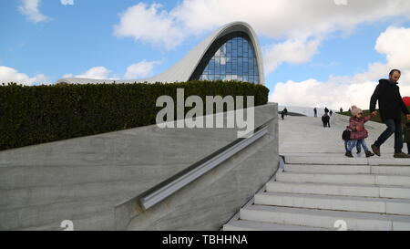 L'Azerbaïdjan, Bakou-vers mai 2019--des personnes non identifiées, à proximité du musée Banque D'Images