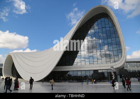 L'Azerbaïdjan, Bakou-vers mai 2019--des personnes non identifiées, à proximité du musée Banque D'Images