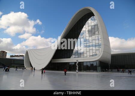 L'Azerbaïdjan, Bakou-vers mai 2019--des personnes non identifiées, à proximité du musée Banque D'Images