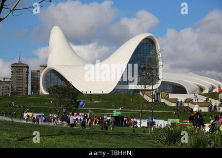 L'Azerbaïdjan, Bakou-vers mai 2019--des personnes non identifiées, à proximité du musée Banque D'Images