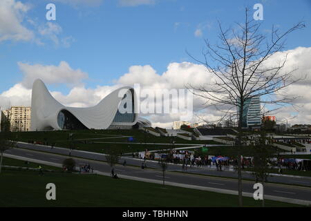 L'Azerbaïdjan, Bakou-vers mai 2019--des personnes non identifiées, à proximité du musée Banque D'Images