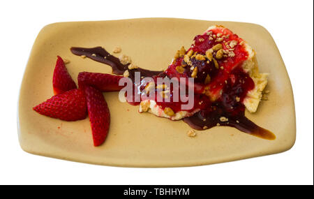 Délicieux dessert - gâteau avec de la crème anglaise et cherry topping servi avec des fraises fraîches. Plus isolé sur fond blanc Banque D'Images