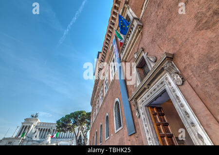 Palais de Venise avec l'autel de la Patrie sur l'arrière-plan de Rome, Italie Banque D'Images