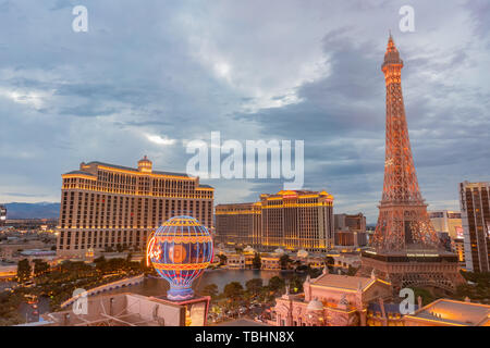 Los Angeles, 15 mai : Twilight vue aérienne du Paris Las Vegas et le Bellagio Hotel and Casino le 15 mai 2019 à Los Angeles, Californie Banque D'Images